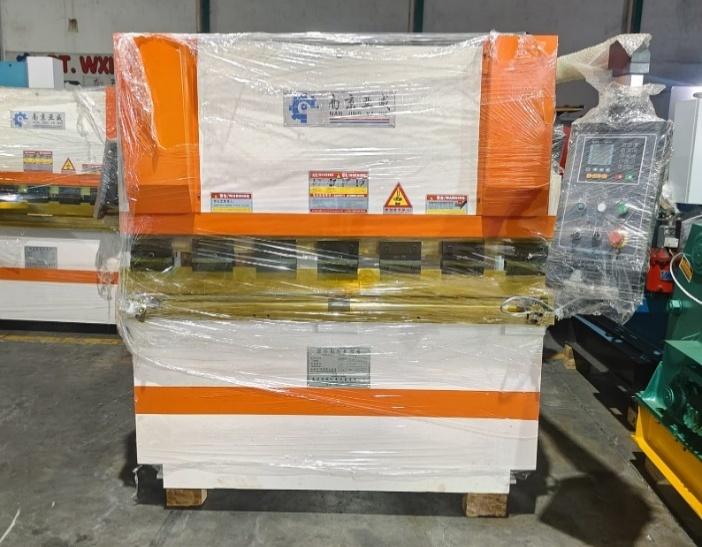 Mesin Bending Tekuk Plat Besi 30 Ton × 1.600 mm dengan NC
